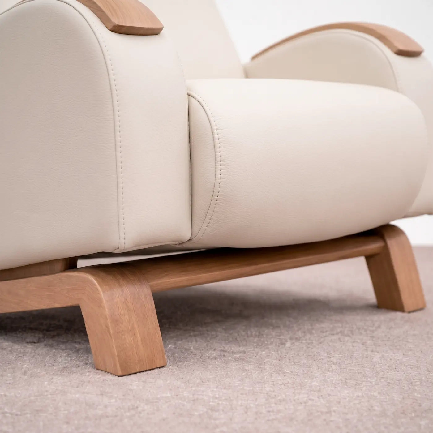 Base en madera de mecedora moderna con estructura resistente