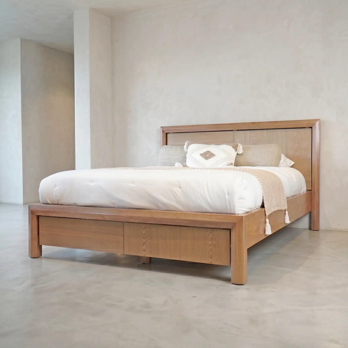 Cama artesanal en madera natural de estilo rústico moderno | Modelo Andina