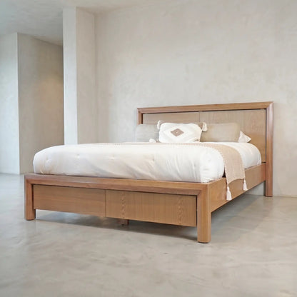 Cama artesanal en madera natural de estilo rústico moderno | Modelo Andina