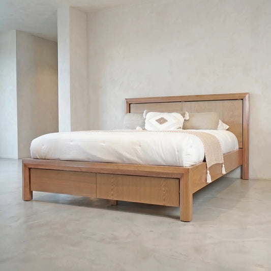 Cama artesanal en madera natural de estilo rústico moderno | Modelo Andina