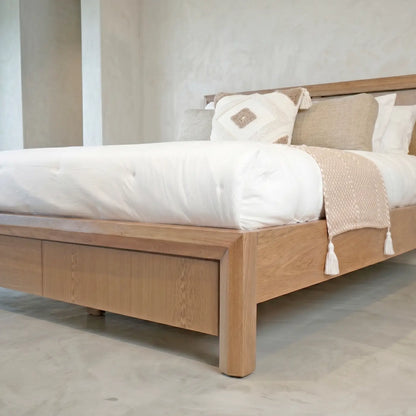 Cama artesanal en madera natural de estilo rústico moderno | Modelo Andina