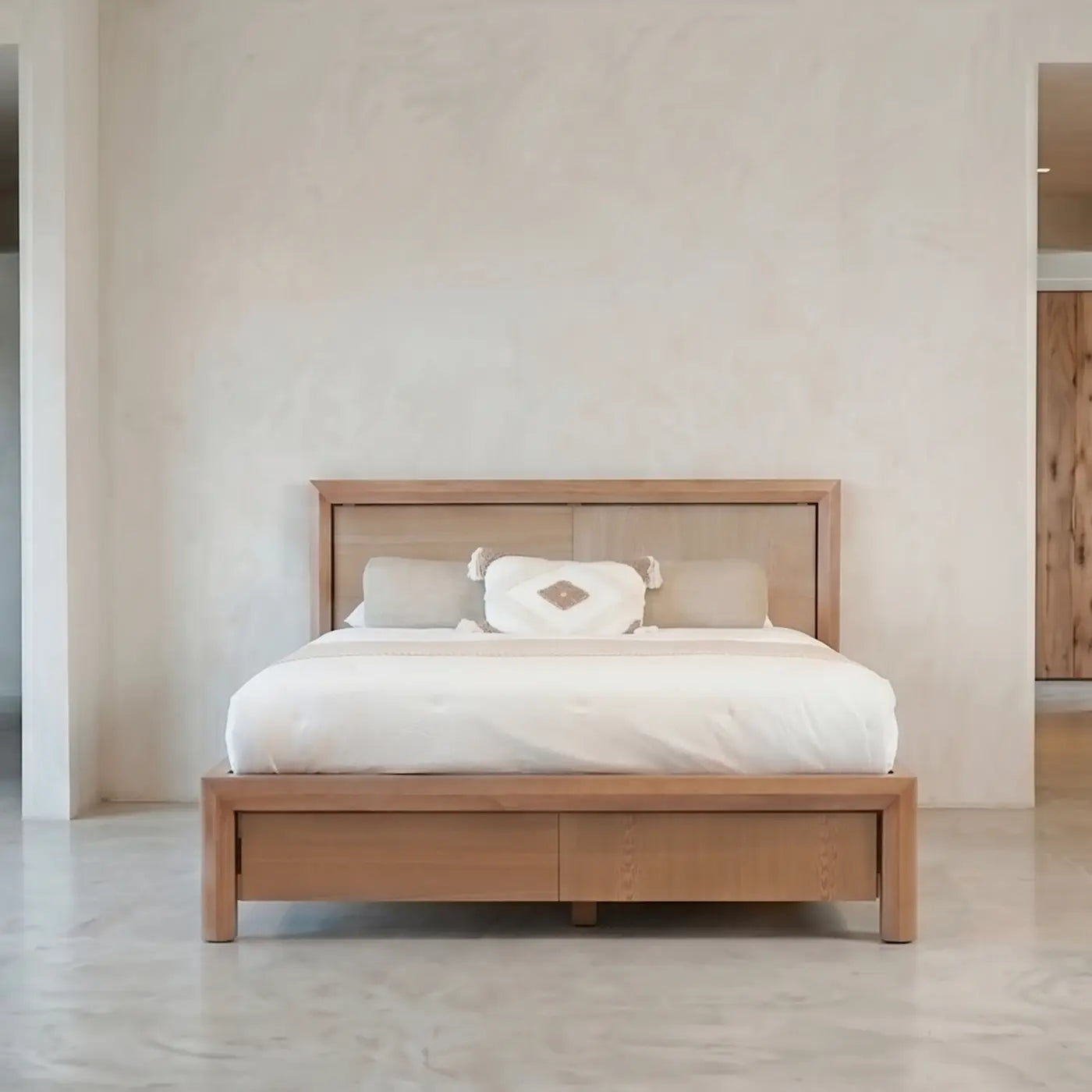 Cama artesanal en madera natural de estilo rústico moderno | Modelo Andina