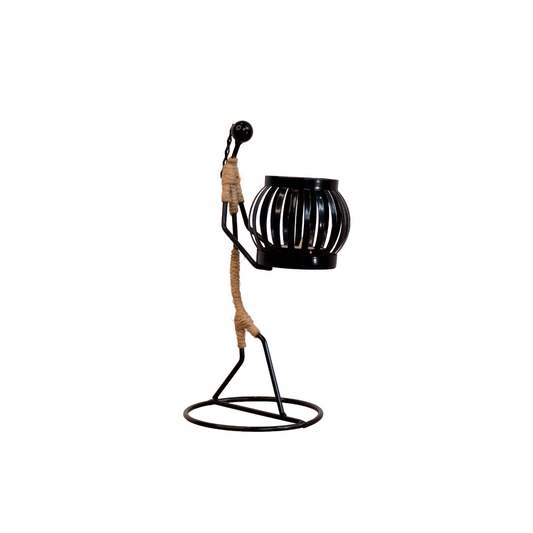 Candelabro artesanal en metal negro | Figura decorativa con cuerda natural