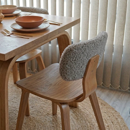 Comedor moderno en madera con sillas tapizadas en ambiente contemporáneo