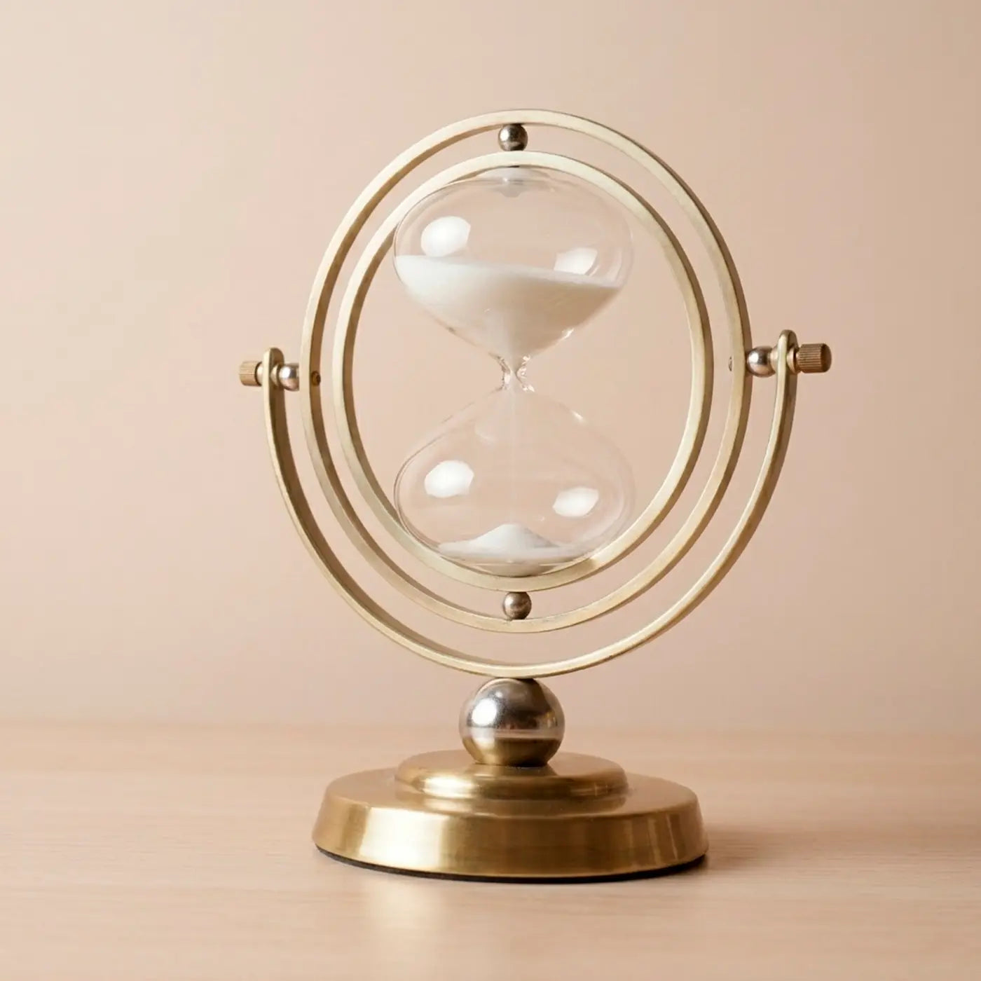 Accesorio decorativo de lujo reloj de arena dorado Loft Mobiliario Medellín.
