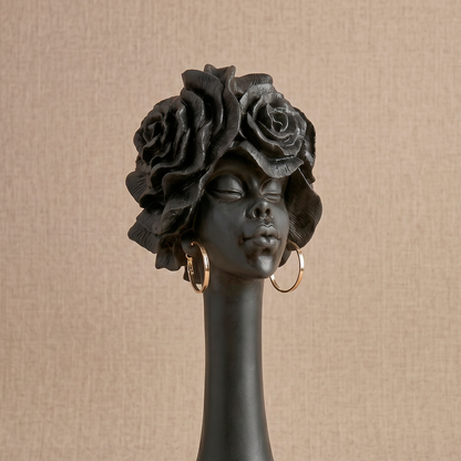 Escultura decorativa pequeña de resina negra estilo étnico con collar y aros dorados de Loft Mobiliario en Medellín.