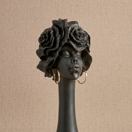 Escultura decorativa pequeña de resina negra estilo étnico con collar y aros dorados de Loft Mobiliario en Medellín.