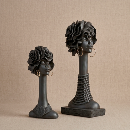Set de dos esculturas decorativas de resina negra con detalles florales y aros dorados de Loft Mobiliario en Medellín.