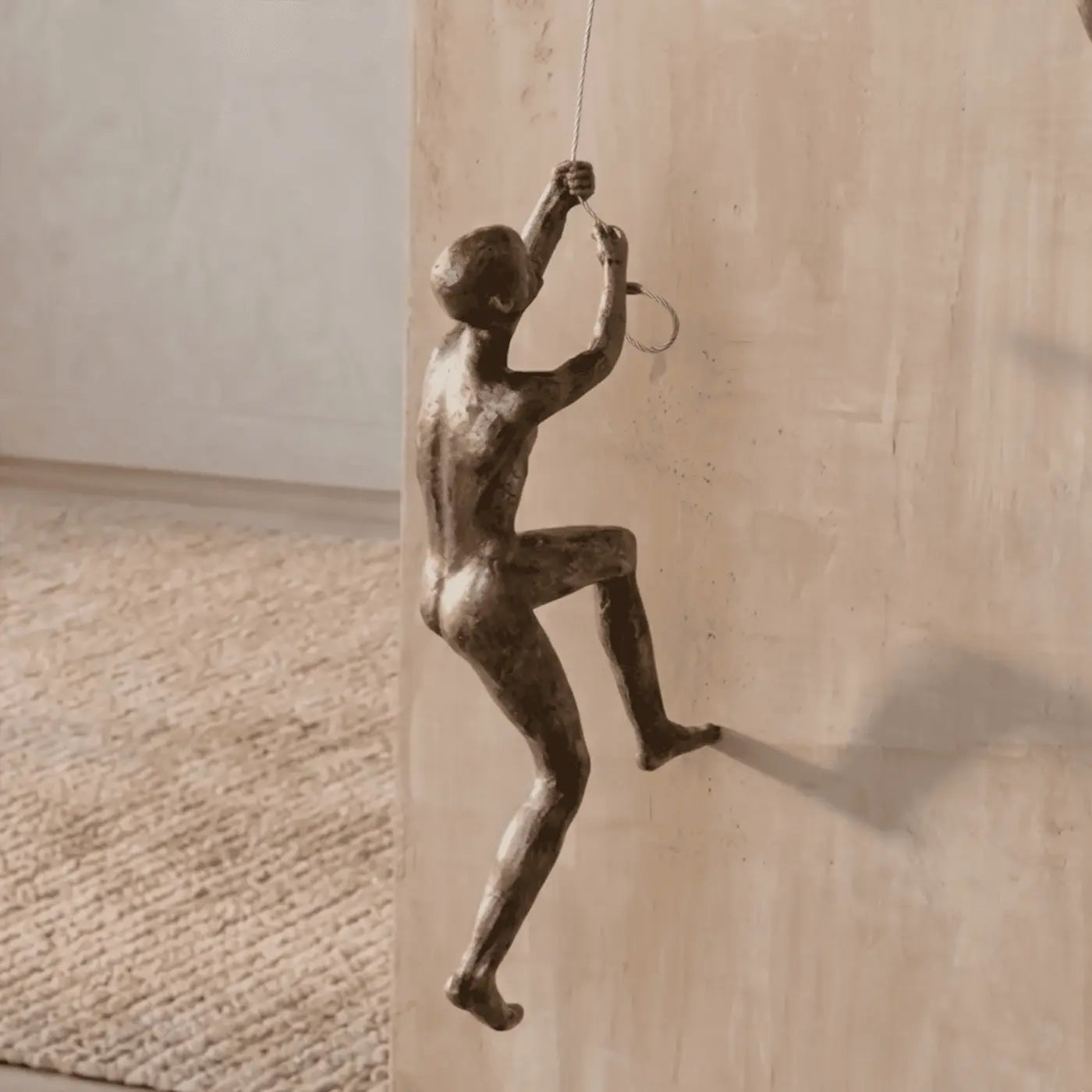 Figura decorativa de escalador en resina con acabado metálico para pared moderna