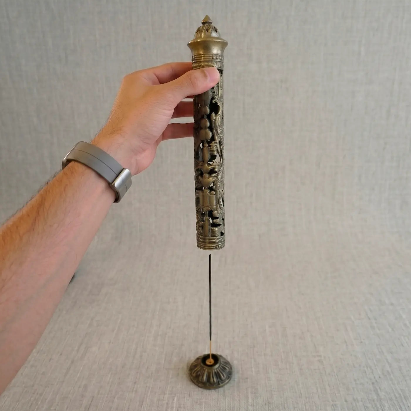 Torre porta incienso metálica con relieves de dragones imperiales, pieza decorativa de lujo para ambientes zen.