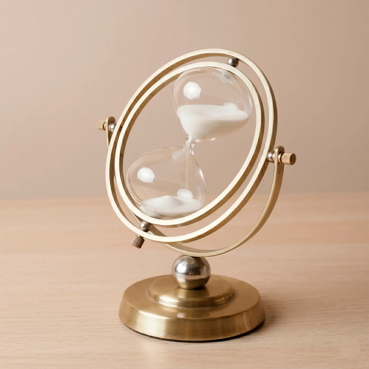 Reloj de arena estilo nórdico con base metálica para estanterías y escritorios.