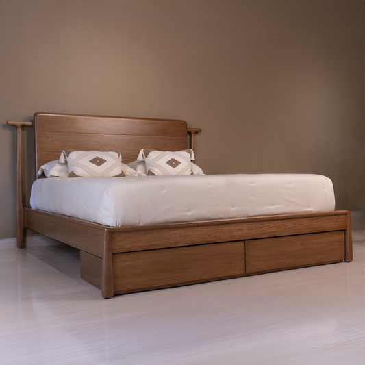 Cama en madera natural de estilo clásico colombiano | Modelo Jardín