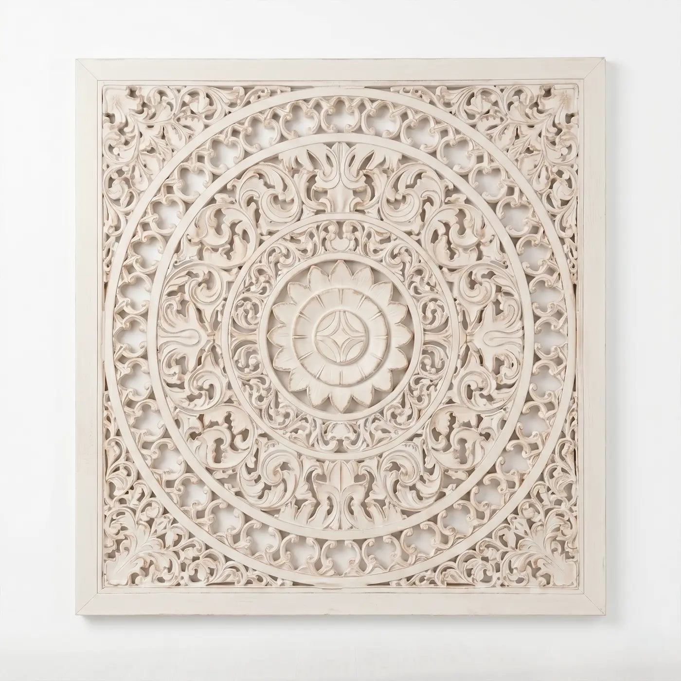 Mandala Arabesco White tallada a mano en MDF con fondo blanco.