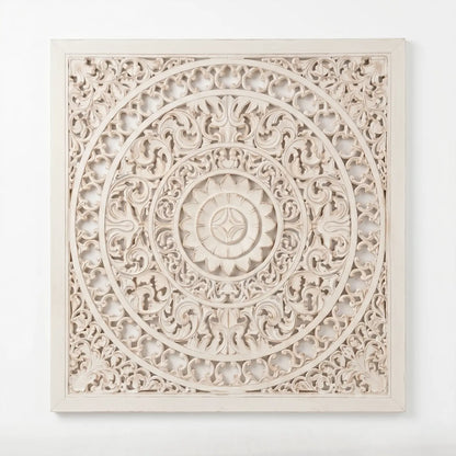 Mandala Arabesco White tallada a mano en MDF con fondo blanco.
