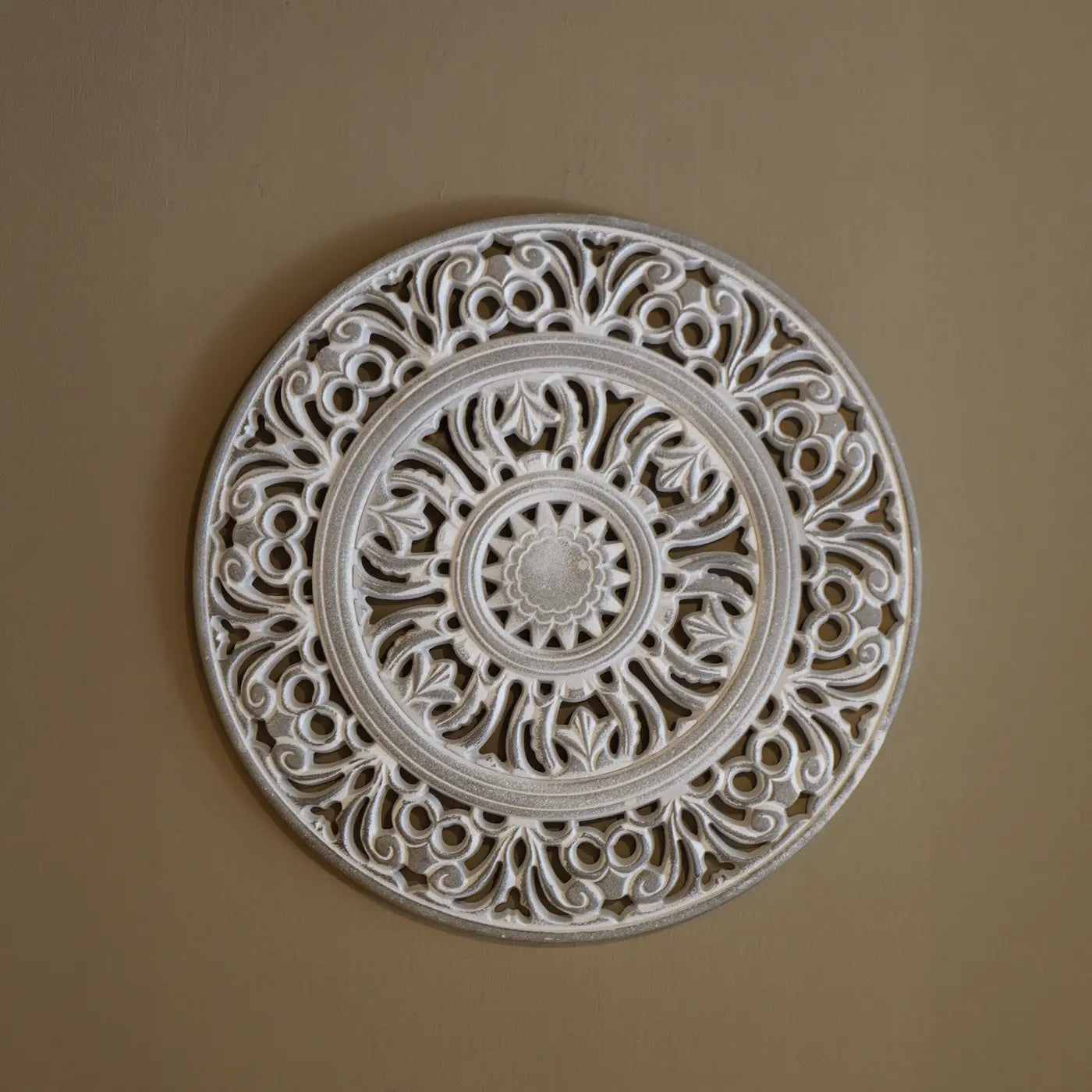 Mandala decorativo circular tallado en madera color blanco decapado de Loft Mobiliario Medellín