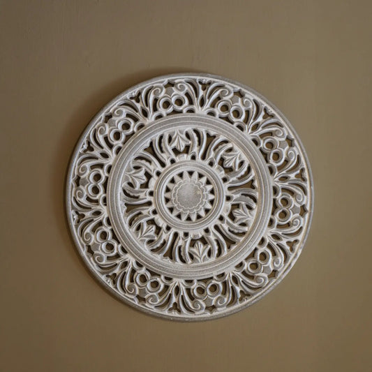 Mandala decorativo circular tallado en madera color blanco decapado de Loft Mobiliario Medellín