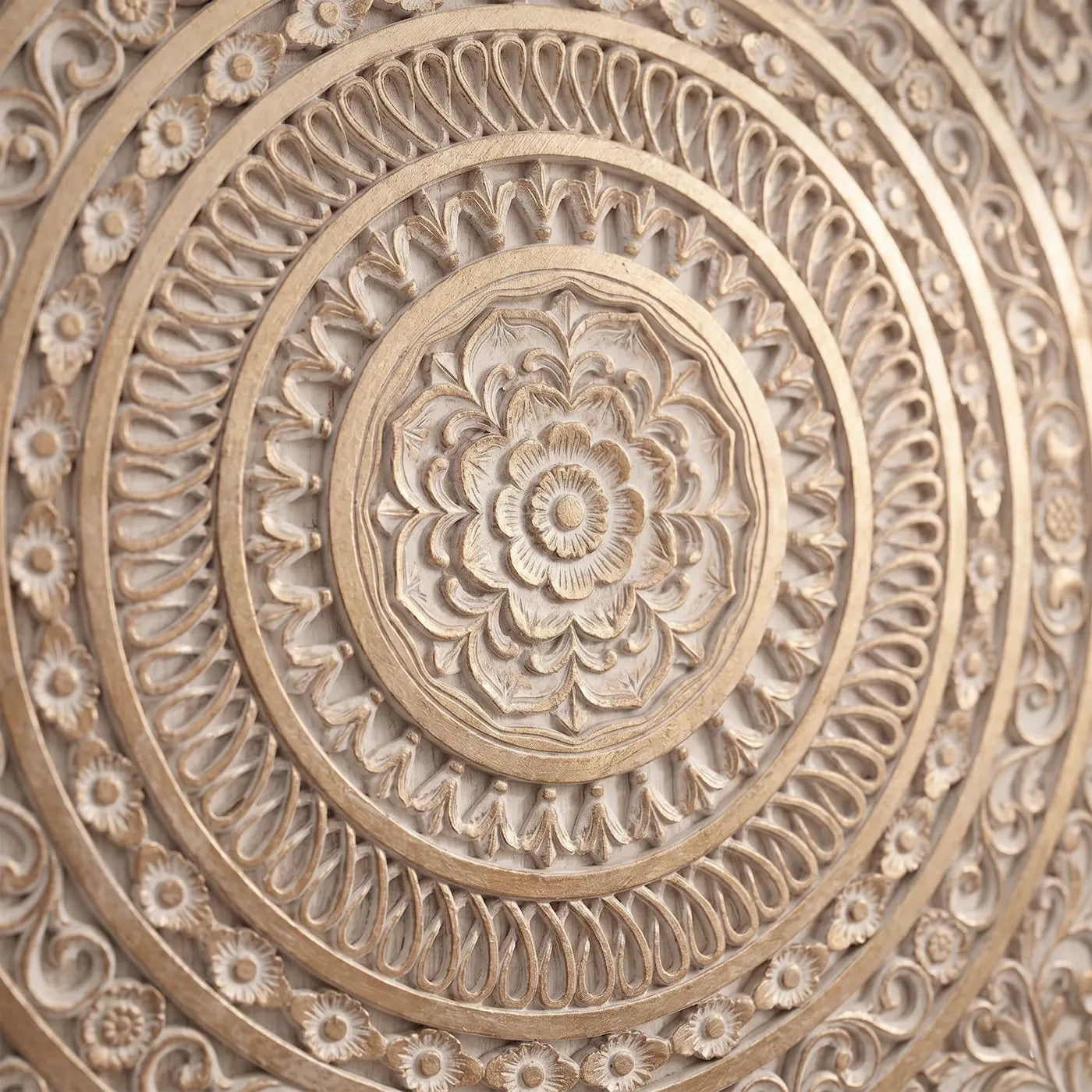 Mandala de madera con acabados dorados y champaña artesanal.
