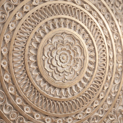 Mandala de madera con acabados dorados y champaña artesanal.