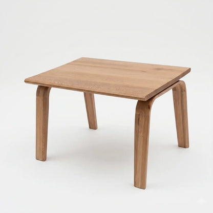 Mesa de comedor en roble natural sobre fondo limpio para catálogo