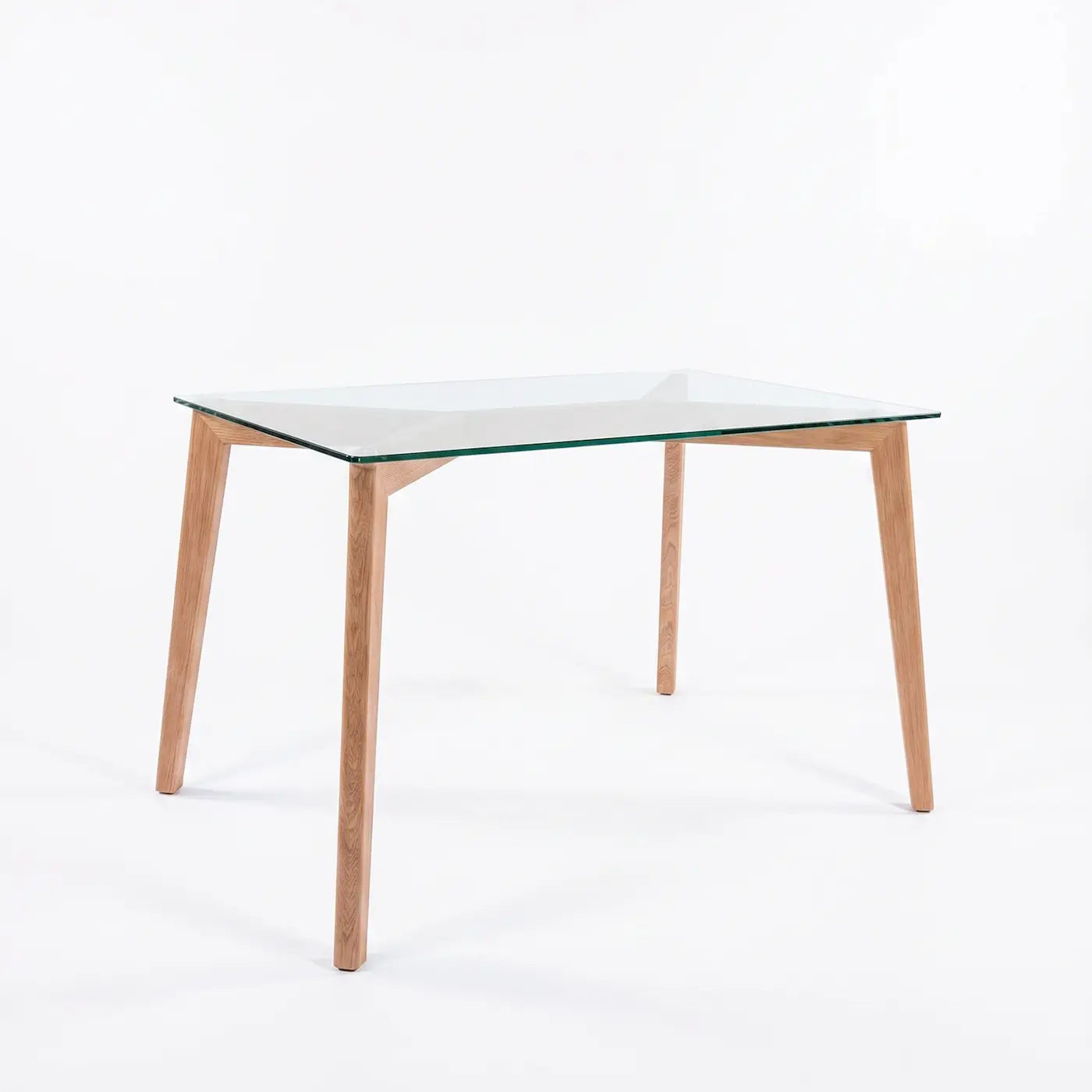 Mesa de comedor en madera con tapa de vidrio sobre fondo limpio para catálogo
