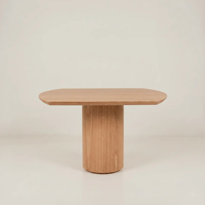Mesa de Comedor Barichara – Roble Natural y Base Enchapada en Estilo Moderno