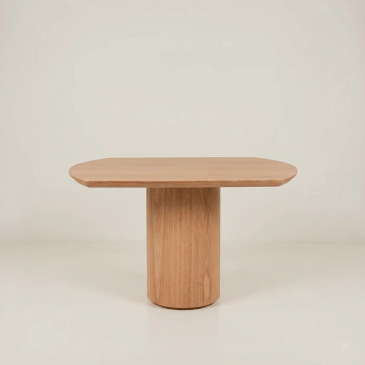 Mesa de Comedor Barichara – Roble Natural y Base Enchapada en Estilo Moderno