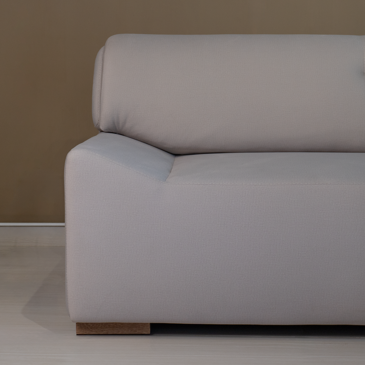 Sofá Moderno Tapizado con Base en Madera Natural | Modelo Nevado