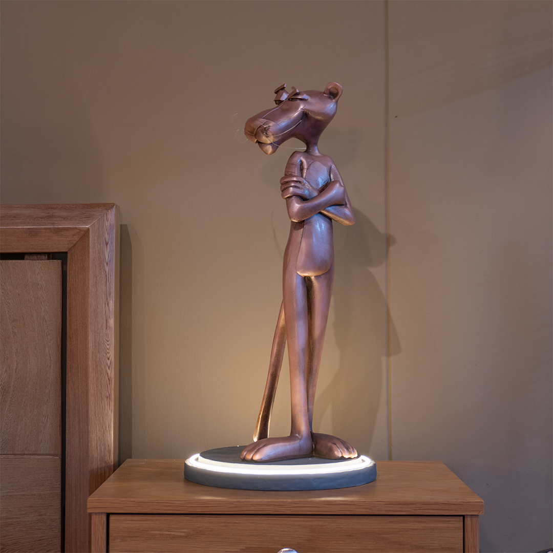Escultura decorativa Pantera con base LED, vista general
