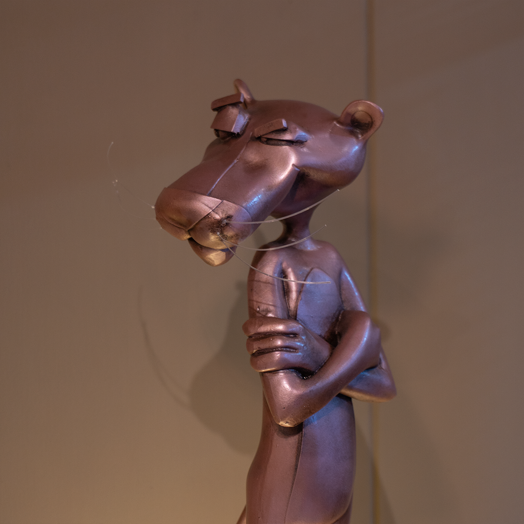 Escultura Pantera, detalle de la base iluminada